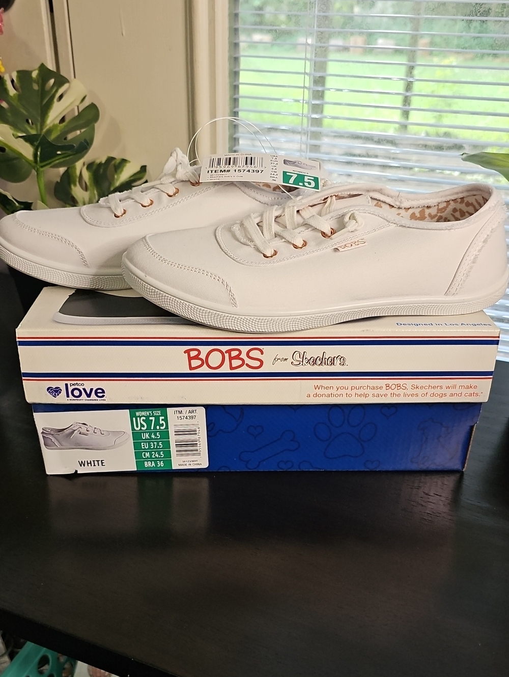 NIB-BOBS from SkechersWomen's White Low-Top Canvas Sneakers. Women's Size US 7.5